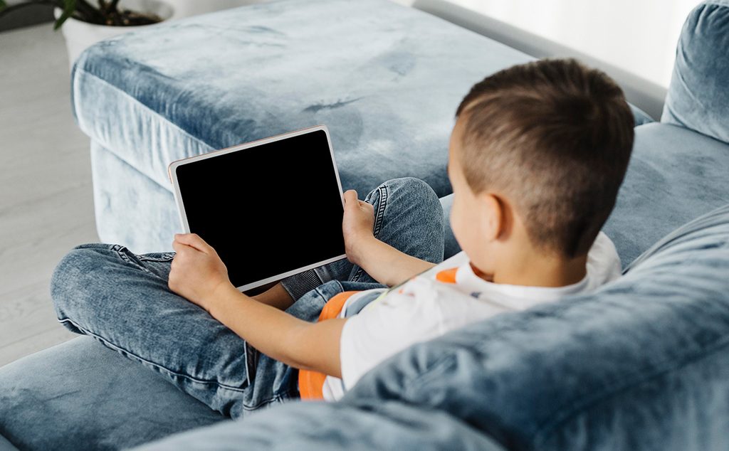 ولد صغير يحمل التابليت