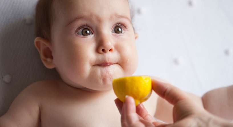 ماذا يحصل عندما يأكل طفلي الليمون الحامض