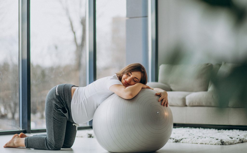 حامل تمارس اليوغا