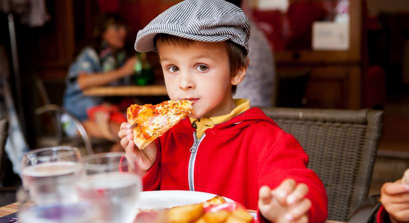 نصائح عملية لتناول الغداء في المطعم مع طفلك الصغير