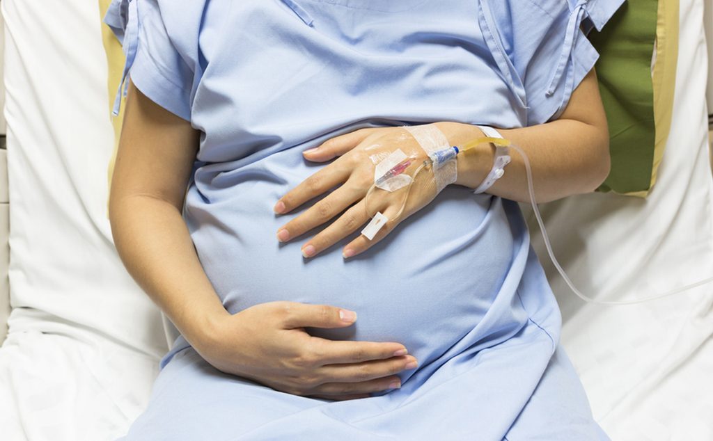 حامل تتحضّر للولادة القيصرية