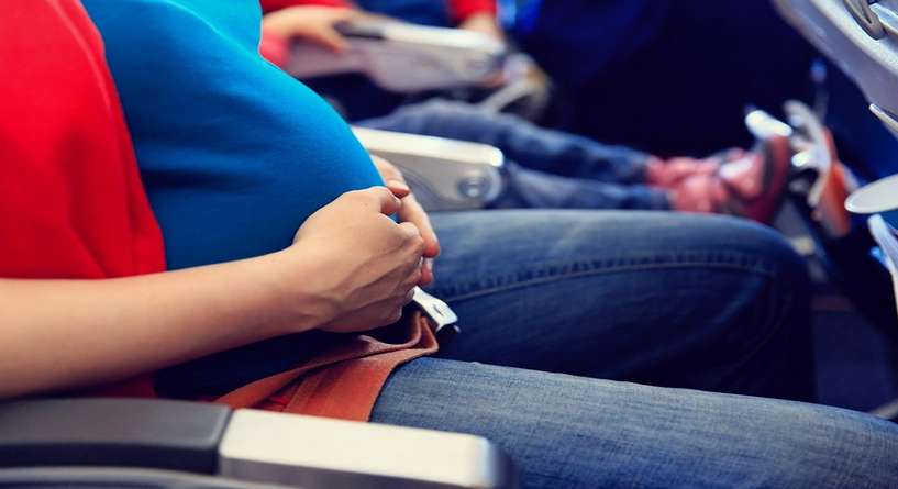 امرأة حامل على متن طائرة