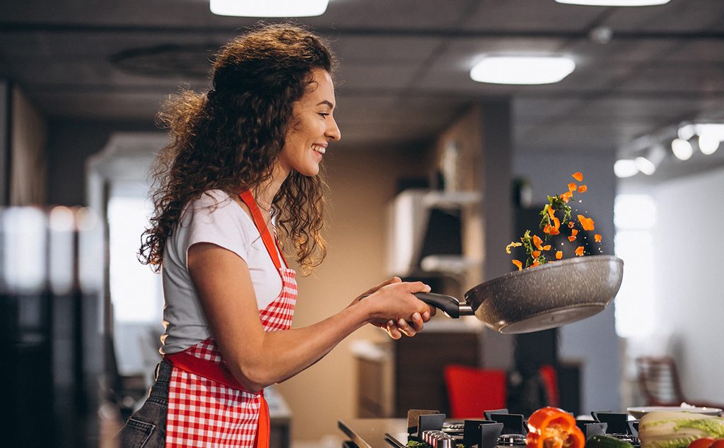 إمرأة تحضّر الطعام النباتي