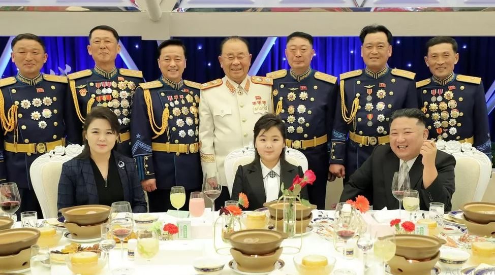 زعيم كوريا الشمالية مع عائلته وضباط في الجيش