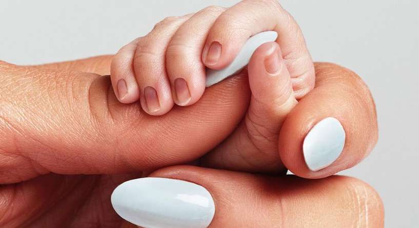 باريس هيلتون تنشر الصور الأولى لابنها