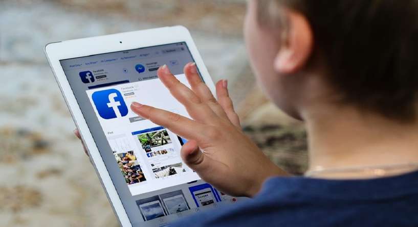 طفل ومواقع التواصل الاجتماعي