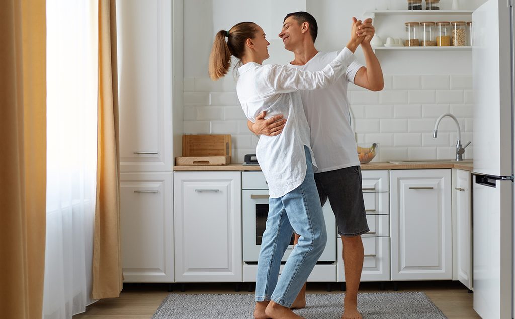 زوجان يرقصان في المطبخ