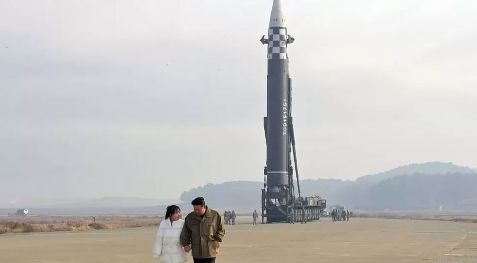 إبنة كيم زعيم كوريا الشمالية ترافقه إلى مكان إطلاق الصواريخ