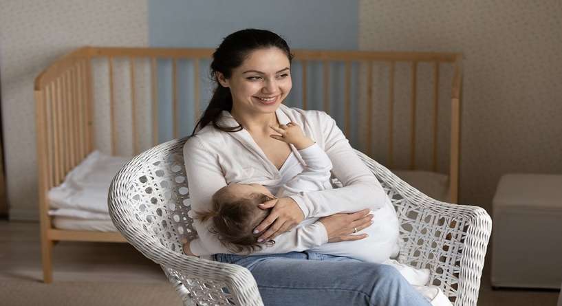 امرأة ترضع طفلها