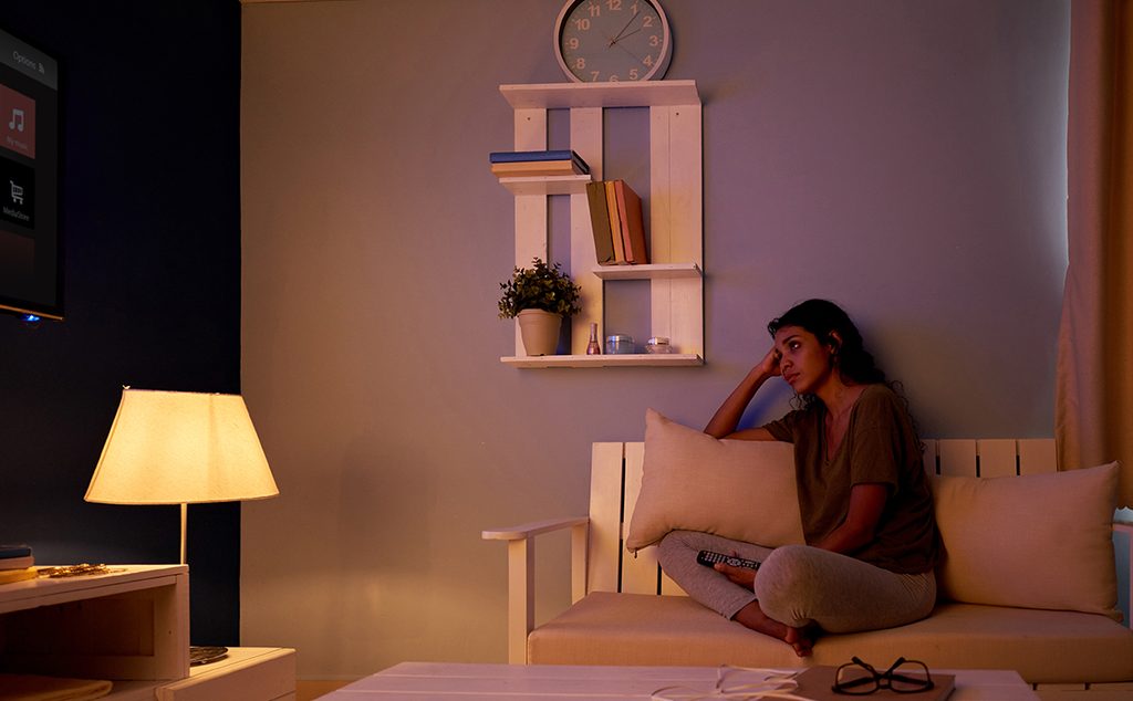 إمرأة حزينة في غرفة الجلوس