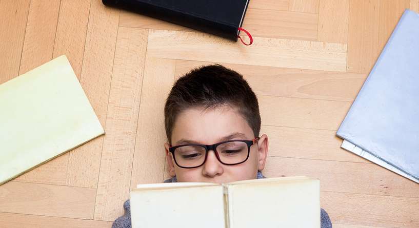 علامات تشير الى حاجة طفلك للنظارات الطبية