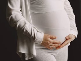 الرأي الطبي والديني لصيام المرأة الحامل في شهر رمضان