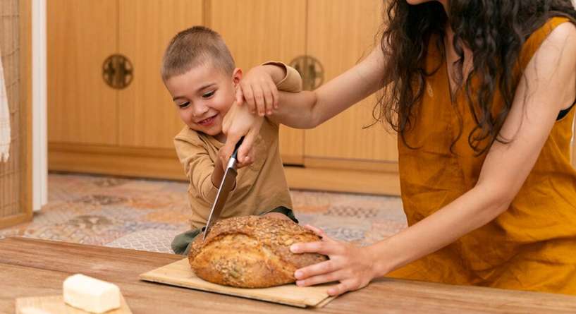 هيئة الغذاء والدواء السعودية تدعوا لتعويد الأطفال على الخبز الأسمر والحبوب الكاملة