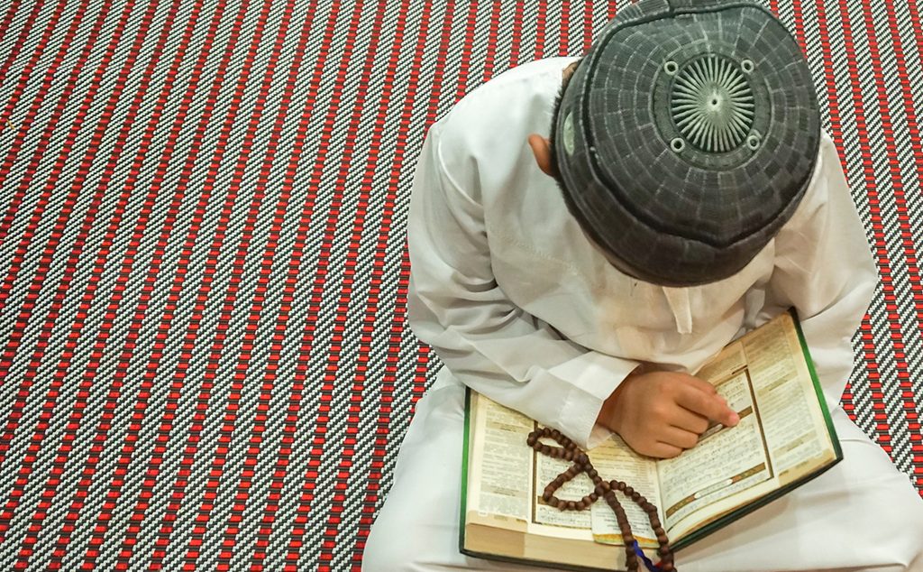 ولد صغير يقرأ في القرآن الكريم