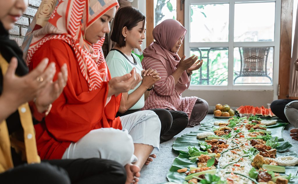 مسلمون يتلون الصلاة قبل الإفطار