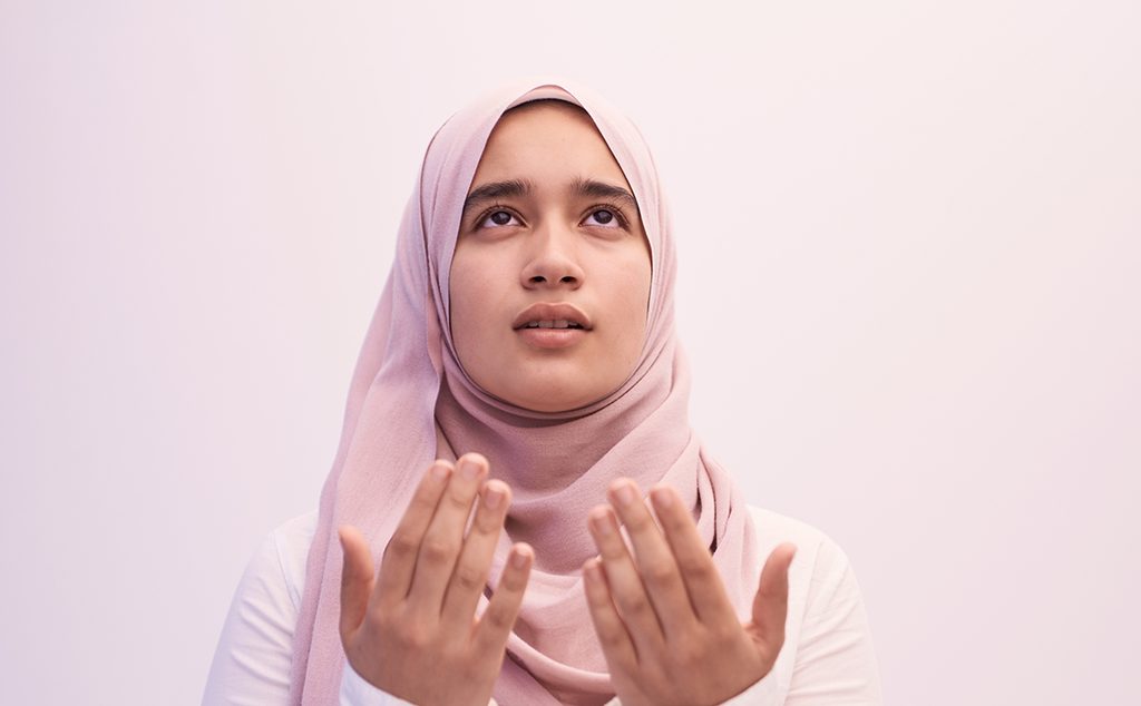 فتاة مسلمة تصلّي