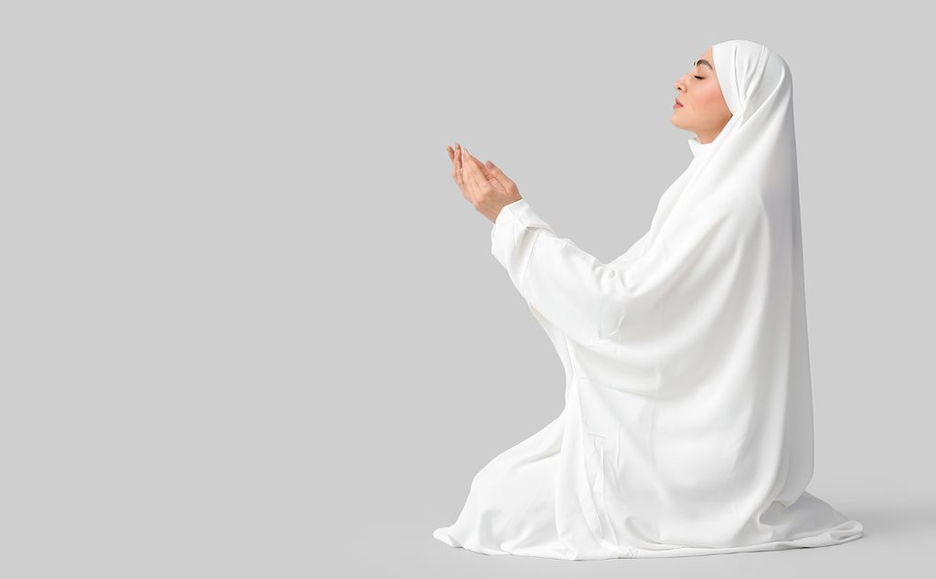 إمرأة مسلمة تصلّي