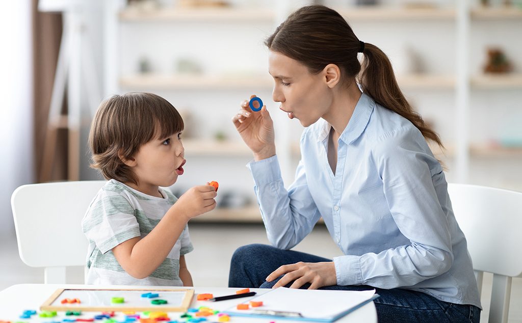 معالجة النطق تساعد طفلًا على لفظ الحروف جيّدًا