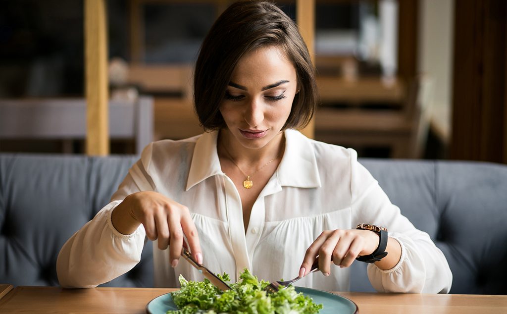 إمرأة أربعينية تأكل السلطة