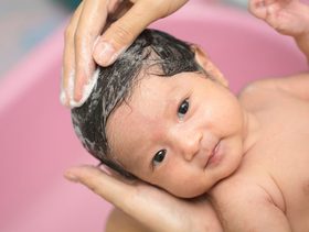 كم مرة يجب أن تحممي فيها طفلك حديث الولادة؟