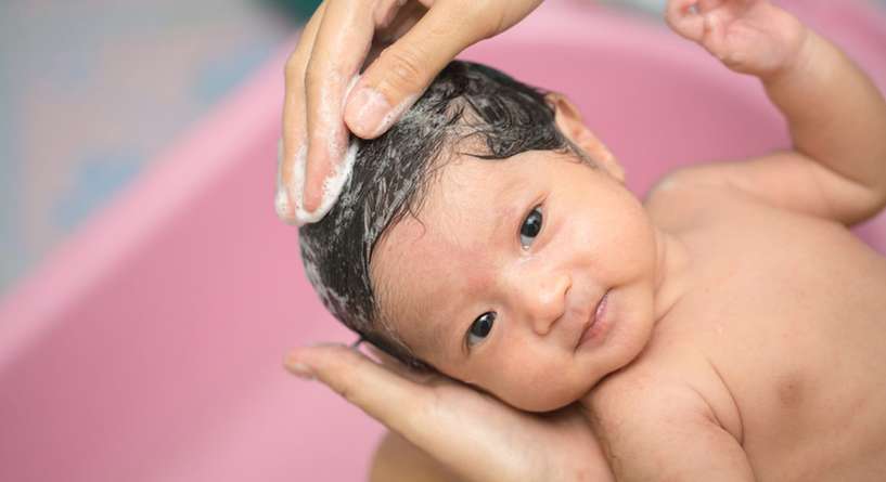 كم مرة يجب أن تحممي فيها طفلك حديث الولادة؟