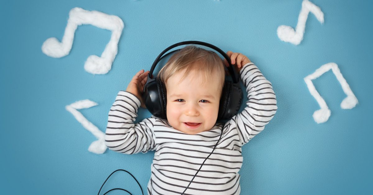 طفل يستمع للموسيقى