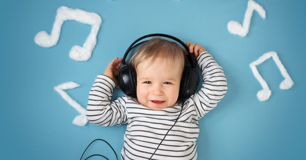 طفل يستمع للموسيقى