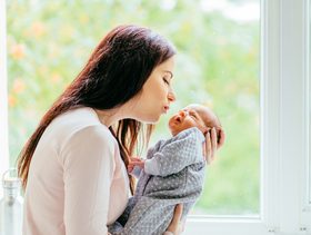 لكل الأهل والأصدقاء: هل زيارة المرأة في المستشفى بعد الولادة صحي لها ولطفلها؟