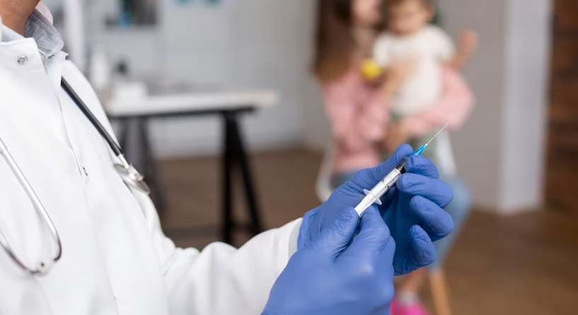 وزارة الصحة السعودية تتيح خاصية تحويل بطاقات تطعيم الأبناء إلى بطاقات رقمية