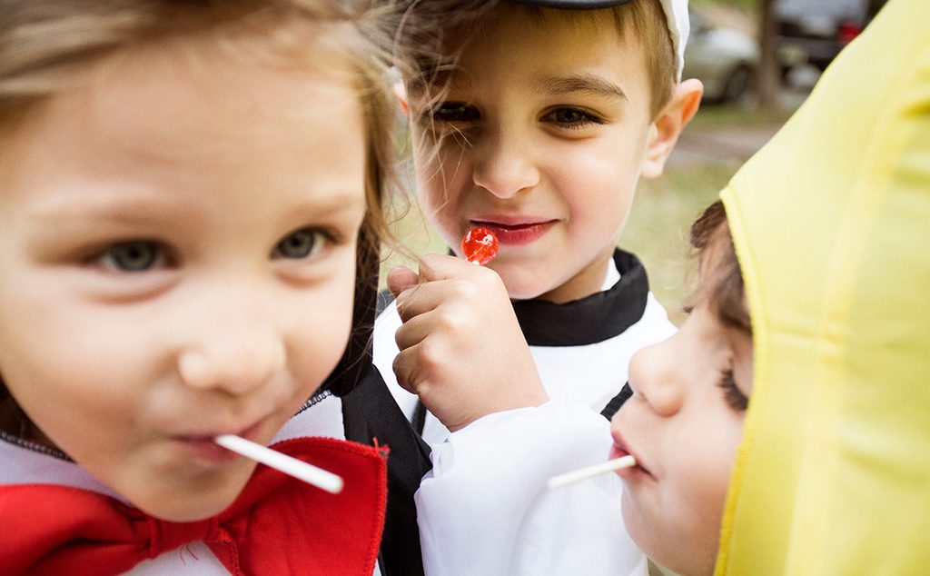 أطفال يستمتعون بحلاوة مصاص بالحليب