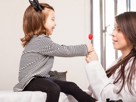 اضرار حلاوة مصاص بالحليب على اسنان الطفل