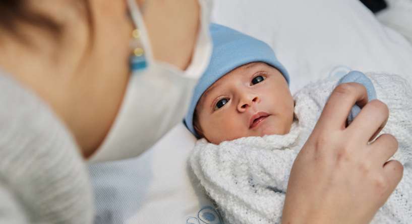 دراسة تكشف: كوفيد 19 يتلف دماغ طفلين بعد اصابة اميهما أثناء الحمل