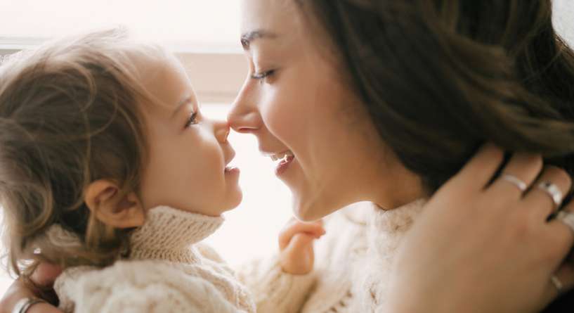 نصائح لعلاقة صحية وجيدة بين الأم وابنتها في مراحل عمرية مختلفة