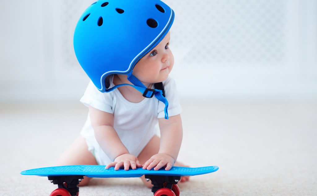 طفل صغير يلعب بلوح التزلج