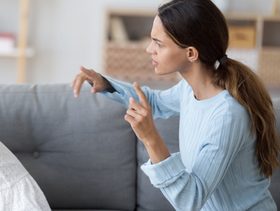 أسوأ أخطاء يرتكبها الأم والأب تدمّر ثقة الطفل بنفسه