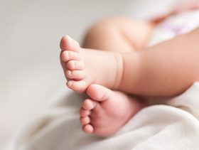 ولادة طفلة في قرية منذ 30 عاما