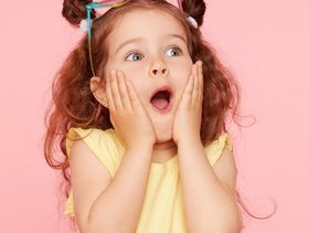 كيف تؤثر المفاجآت على دماغ طفلك