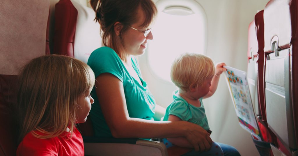 نصائح لسفرة مريحة مع طفلك في الطائرة