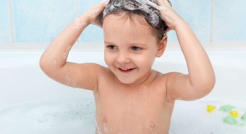 متى يمكن لطفلك أن يبدأ الاستحمام لوحده؟