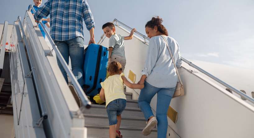 كيف تحضّرين لسفرة مريحة مع طفلك في الطائرة