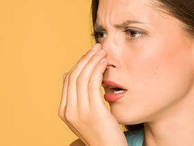 كيف تتغير رائحة الفم والمذاق مع تقدمك بالعمر؟