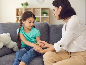 كيف يمكن التحدث مع اطفالك حول التنمر