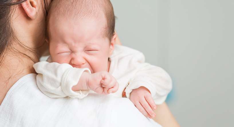 حيل تهدئة مغص الرضيع بدون دواء