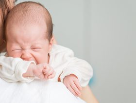 حيل تهدئة مغص الرضيع بدون دواء