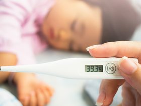 متى يكون ارتفاع درجة الحرارة خطير عند الاطفال