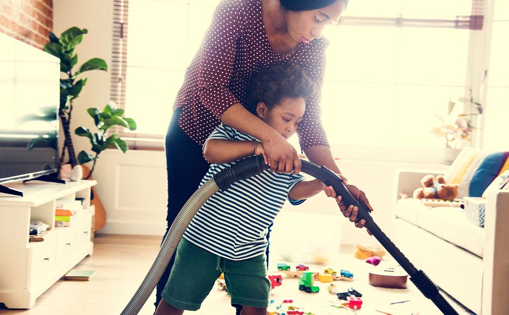 أمّ تعلّم ابنها على كيفية ترتيب المنزل وتنظيفه