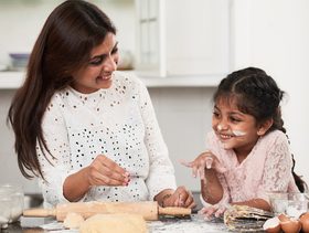 أنا أم تسمح لأطفالها بتناول الشوكولاته