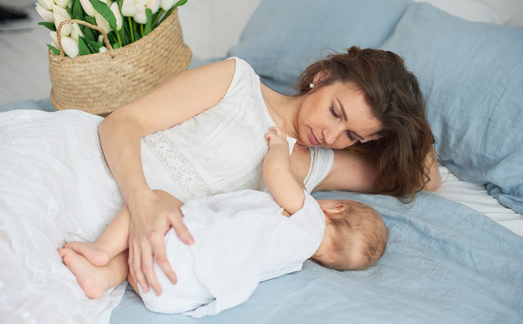 أم تعتمد تقنية النوم خلال الرضاعة الطبيعية