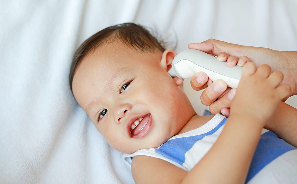 أمّ تأخذ حرارة رضيعها من أذنه