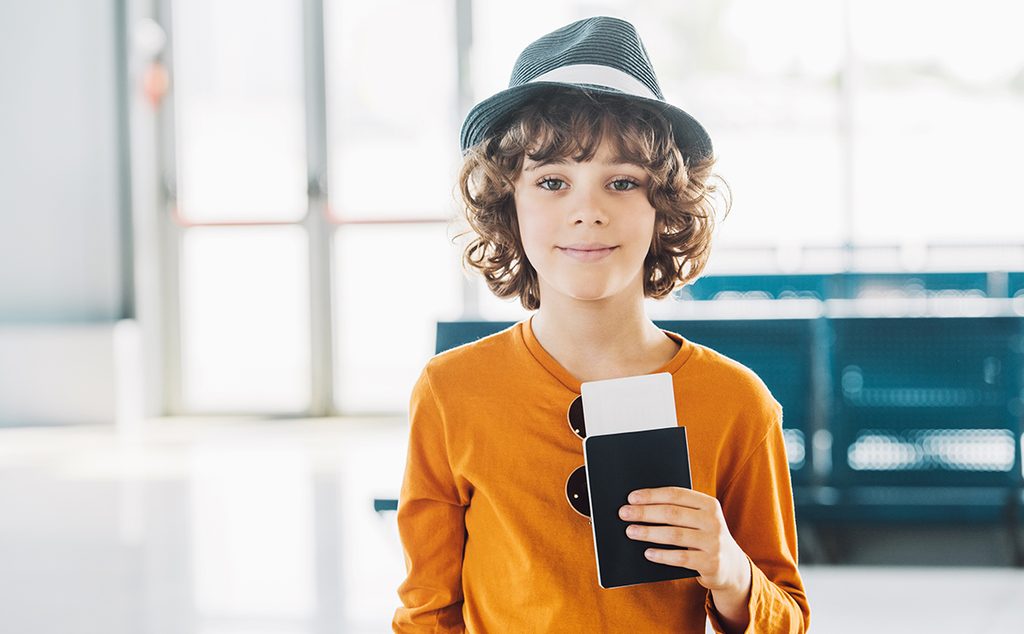 ولد صغير في المطار يحمل جواز سفره